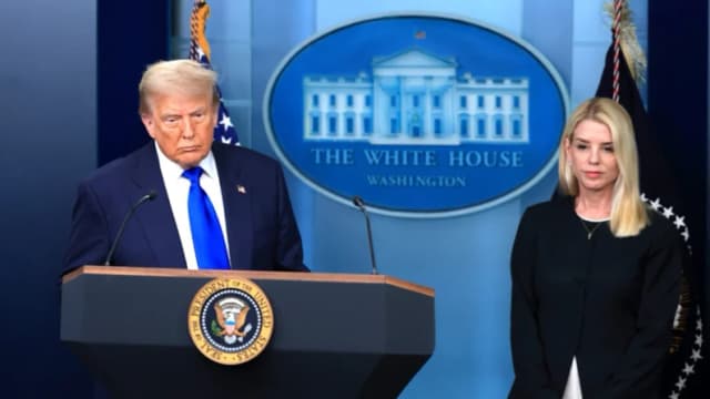 Manifestantes intentan bloquear vehículo del ICE en la Corte de Inmigración de San Francisco