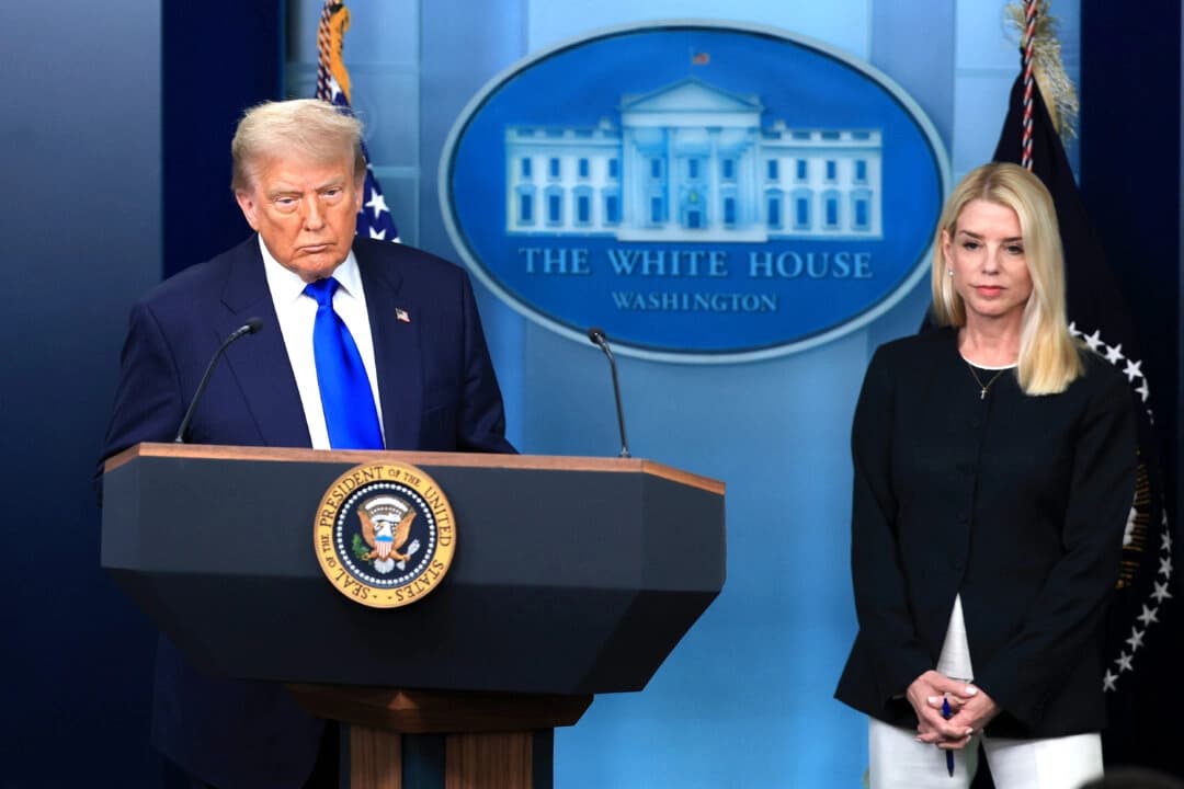 El presidente Donald Trump, acompañado por la fiscal general Pam Bondi, habla en la sala de prensa de la Casa Blanca el 27 de junio de 2025. (Joe Raedle/Getty Images)