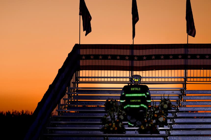 Un uniforme y flores puestos en honor al bombero Corey Comperatore en una plataforma detrás del escenario de un mitin de campaña del expresidente Donald Trump en el Butler Farm Show Inc. en Butler, Pensilvania, el 5 de octubre de 2024. Comperatore murió mientras protegía a su familia en el mitin de Trump en Butler, Pensilvania, cuando se produjo un intento de asesinato contra el candidato presidencial de 2024. (Anna Moneymaker/Getty Images)