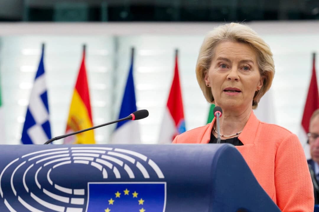 La presidenta de la Comisión Europea, Ursula von der Leyen, pronuncia un discurso durante una sesión plenaria en el Parlamento Europeo en Estrasburgo, Francia, el 7 de julio de 2025. (Jean-Christophe Verhaegen/AFP a través de Getty Images)