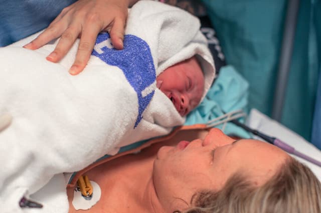 Cesáreas programadas podrían aumentar levemente riesgo de leucemia infantil, según estudio