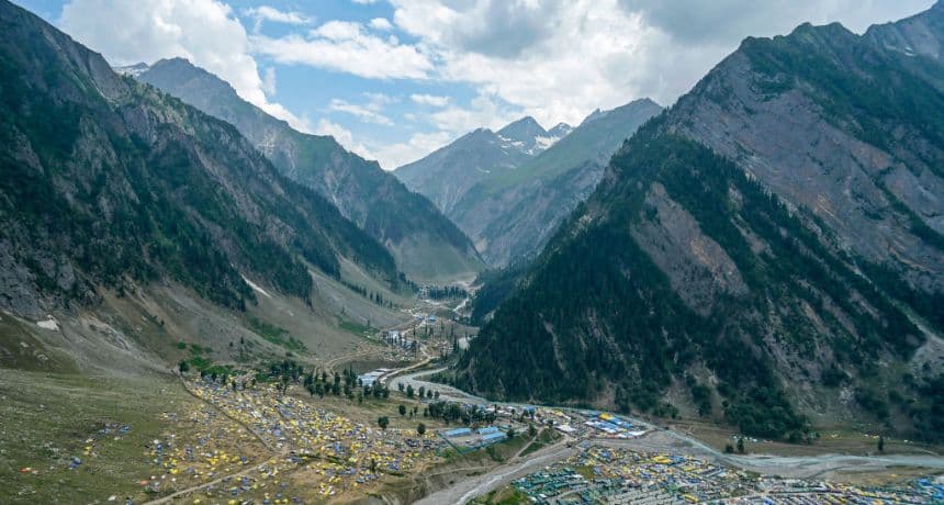 Mujer rusa y sus hijas pequeñas son rescatadas tras vivir en una cueva dentro de un bosque