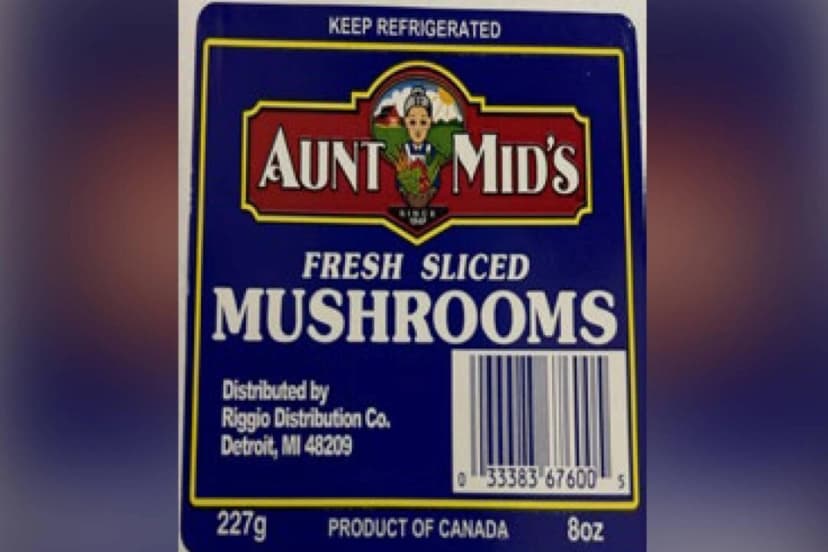 Imagen de la etiqueta del producto retirado del mercado Aunt Mid’s Fresh Sliced Mushrooms. (FDA)