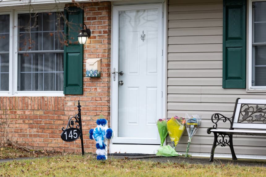 Flores descansan en la puerta principal de la residencia Mohn en la zona de Upper Orchard, en Levittown, Pensilvania, el 2 de febrero de 2024. (Tyger Williams/The Philadelphia Inquirer vía AP).