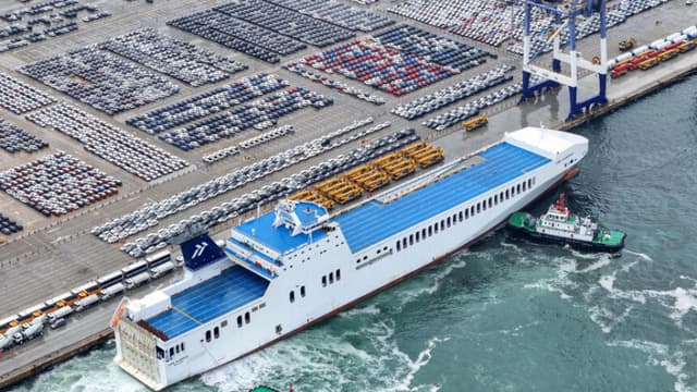 China registra superávit comercial récord gracias al repunte de las exportaciones