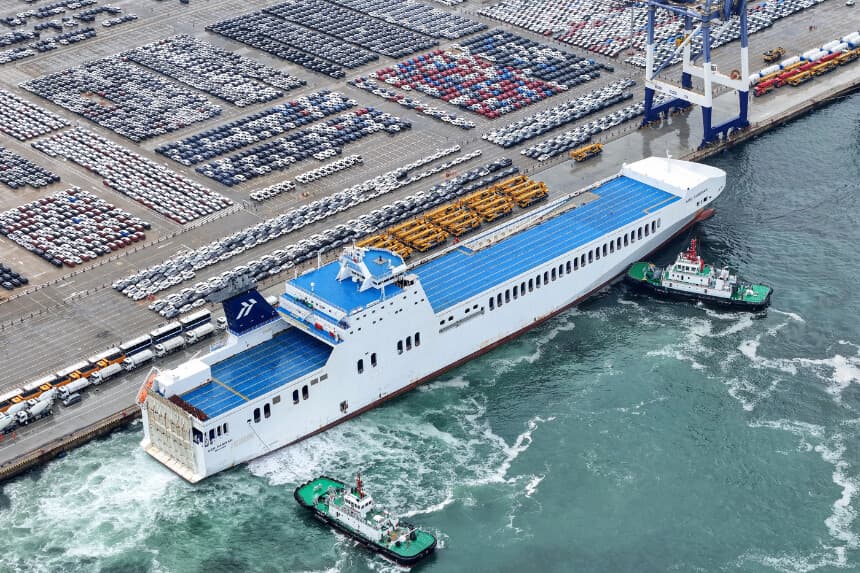 Automóviles destinados a la exportación esperan ser cargados en un barco en un puerto de Yantai, en la provincia china de Shandong, el 29 de junio de 2025. (STR/AFP vía Getty Images).