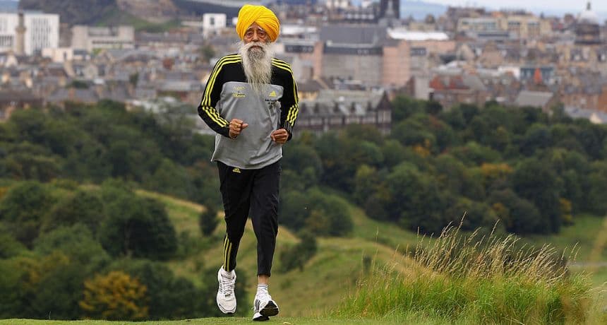 El corredor centenario Fauja Singh posa para las fotos tras convertirse en la primera persona en inscribirse oficialmente en la Maratón de Edimburgo, el 1 de septiembre de 2011 en Edimburgo, Escocia. (Jeff J Mitchell/Getty Images)