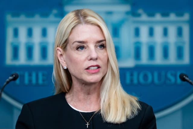 La fiscal general Pam Bondi destituye al principal jefe especializado en ética del DOJ