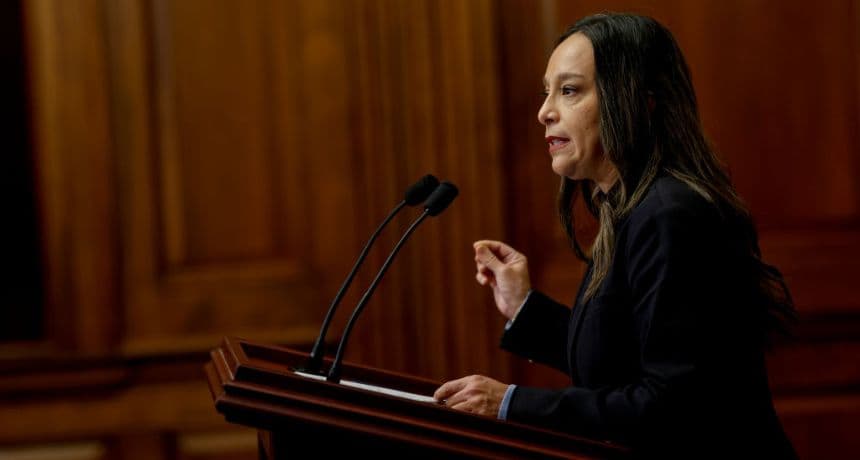 La representante Monica De La Cruz (R-TX) habla con los periodistas durante una rueda de prensa sobre la financiación de la frontera sur junto al diputado Anthony D'Esposito (R-NY) en el Capitolio de los Estados Unidos, el 29 de septiembre de 2023 en Washington, D. C. (Anna Moneymaker/Getty Images)