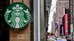 Starbucks pide a empleados corporativos regresar a la oficina 4 días a la semana a partir de octubre