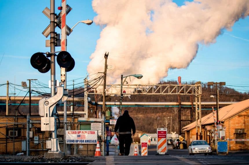 Un empleado camina hacia la planta de U.S. Steel Clairton Works en Clairton, Pensilvania, el 11 de marzo de 2018. (Drew Angerer/Getty Images)