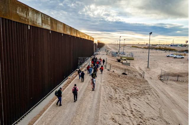 Cruces ilegales de la frontera alcanzan mínimo mensual histórico, según la CBP