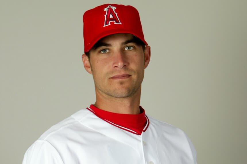 Dan Serafini, número 64 de los Anaheim Angels, posa para una foto durante el Día de la Foto del Equipo en las instalaciones de entrenamiento de los Angels en el Diablo Stadium de Tempe, Arizona, el 26 de febrero de 2002. (Tom Hauck/Getty Images).