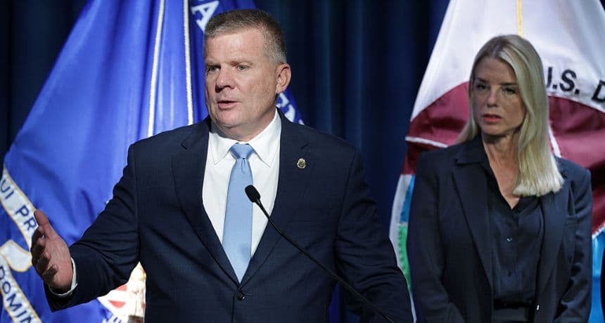 El administrador interino de la DEA de EE. UU., Robert Murphy (Izq.), habla mientras la fiscal general Pam Bondi (Dcha.) escucha durante una conferencia de prensa en la sede de la DEA, el 15 de julio de 2025 en Arlington, Virginia. (Alex Wong/Getty Images)