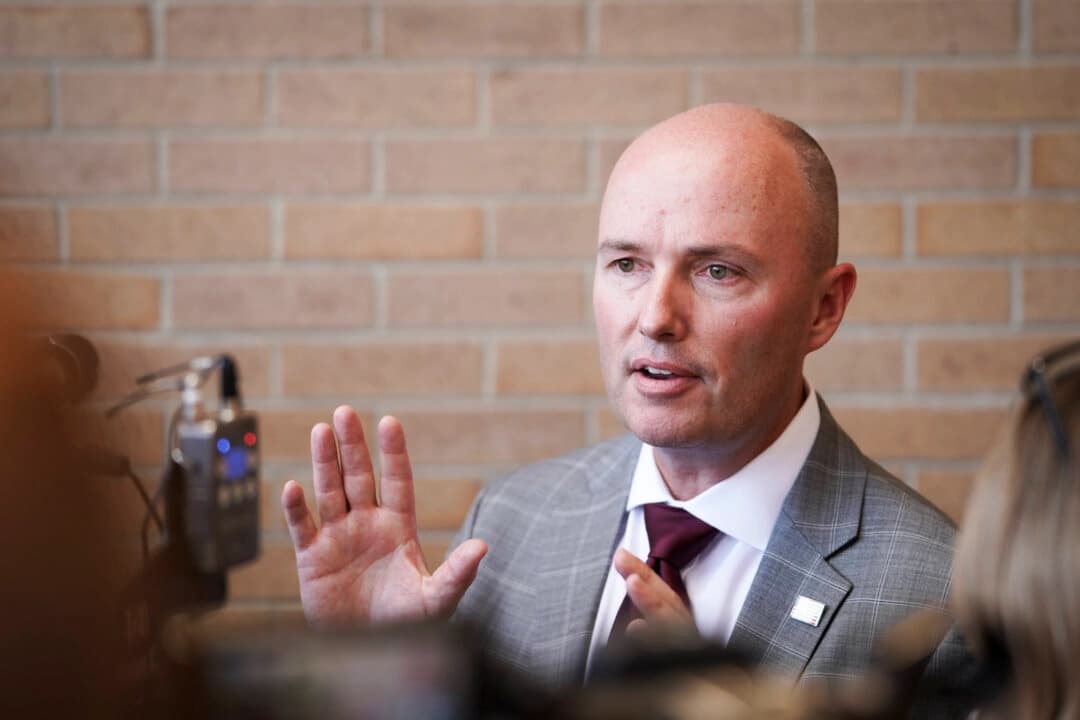 El gobernador de Utah, Spencer Cox, habla con los periodistas en el Centro Médico del Departamento de Asuntos de Veteranos George E. Wahlen, en Salt Lake City, Utah, el 10 de agosto de 2023. (Madalina Vasiliu/The Epoch Times)