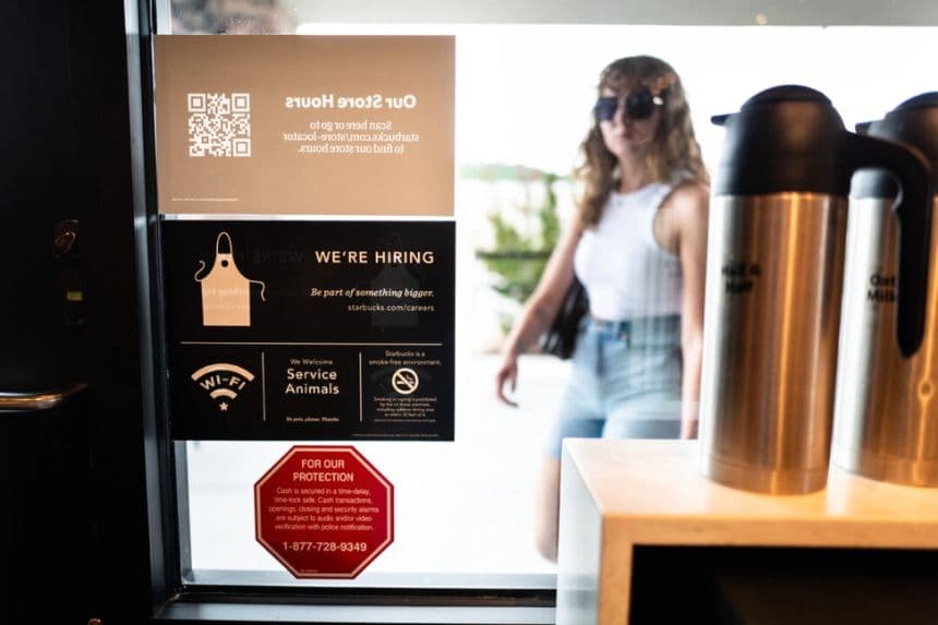 Anuncio de empleo en una cafetería de Kerrville, Texas, el 9 de julio de 2025. (Madalina Kilroy/The Epoch Times)