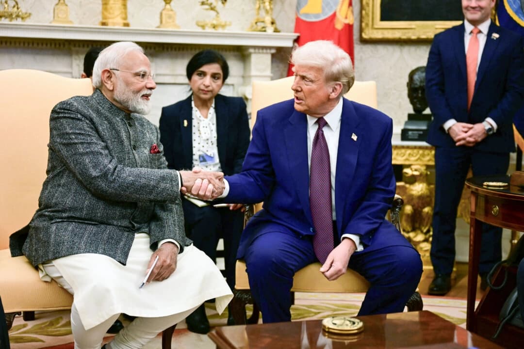 El presidente de EE. UU., Donald Trump, estrecha la mano del primer ministro indio, Narendra Modi, durante una reunión en el Despacho Oval de la Casa Blanca en Washington el 13 de febrero de 2025. (Jim Watson/AFP a través de Getty Images)