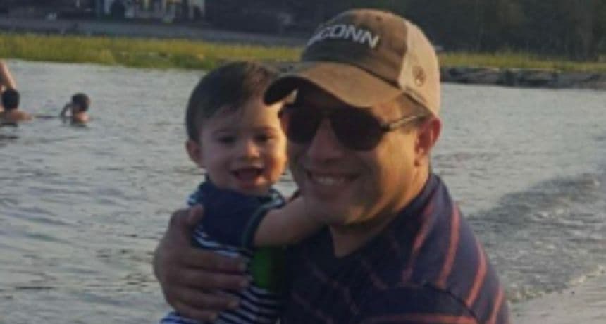 Dan Rivera (Dcha.) con su hijo en una fotografía de archivo. (Crédito: GoFundMe)