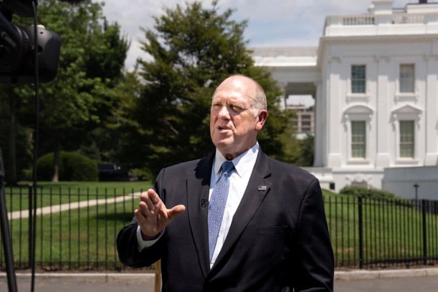 El zar de la frontera de la Casa Blanca, Tom Homan, habla con los medios de comunicación en la Casa Blanca el 30 de junio de 2025. (Madalina Kilroy/The Epoch Times)