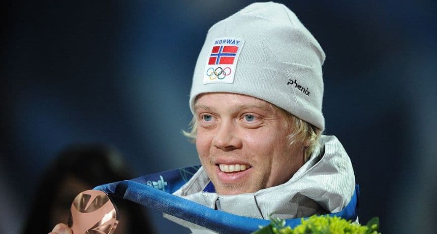 El noruego Audun Groenvold, medalla de bronce, celebra en el podio durante la ceremonia de entrega de medallas de la final masculina de esquí cross estilo libre de los Juegos Olímpicos de Invierno de Vancouver, el 21 de febrero de 2010. (MARTIN BUREAU/AFP a través de Getty Images)
