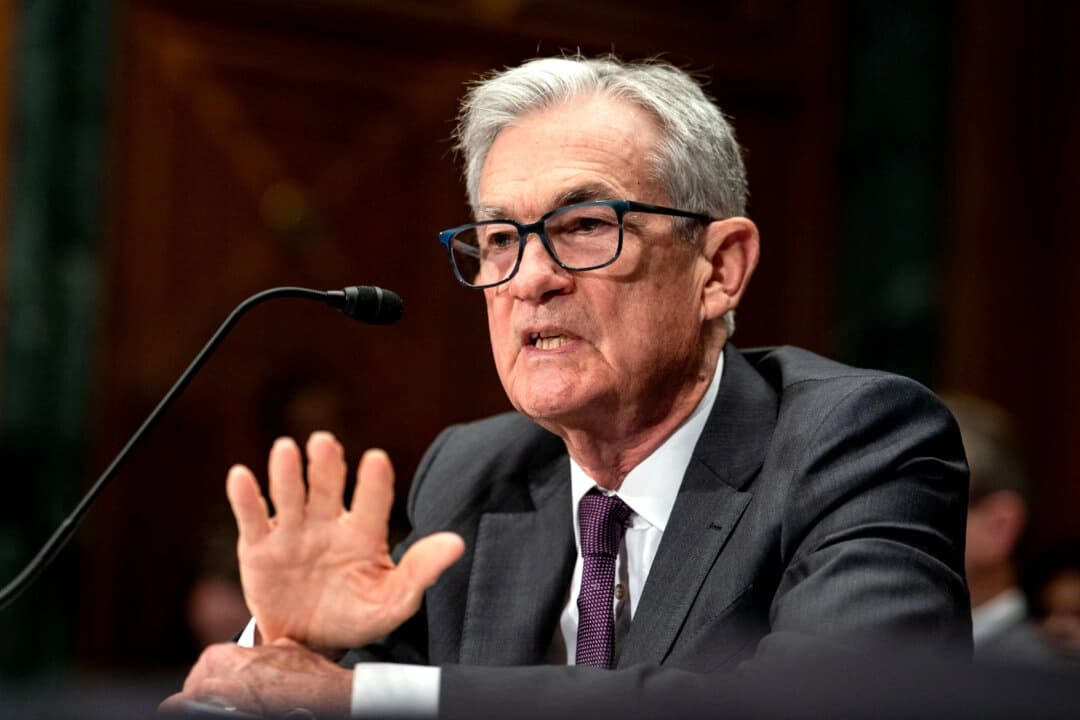 El presidente de la Reserva Federal, Jerome Powell, testifica ante el Comité Senatorial de Banca, Vivienda y Asuntos Urbanos en el Capitolio, en Washington, el 25 de junio de 2025. (Kent Nishimura/Getty Images).