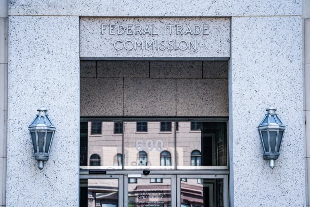 El despido de Trump a una comisionada de la FTC fue ilegal, según una juez