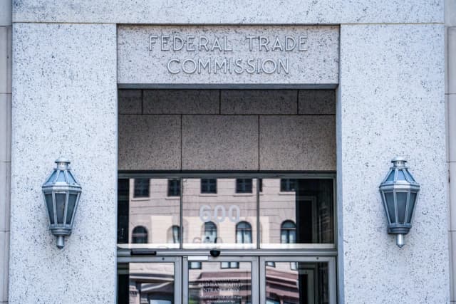 El despido de Trump a una comisionada de la FTC fue ilegal, según una juez