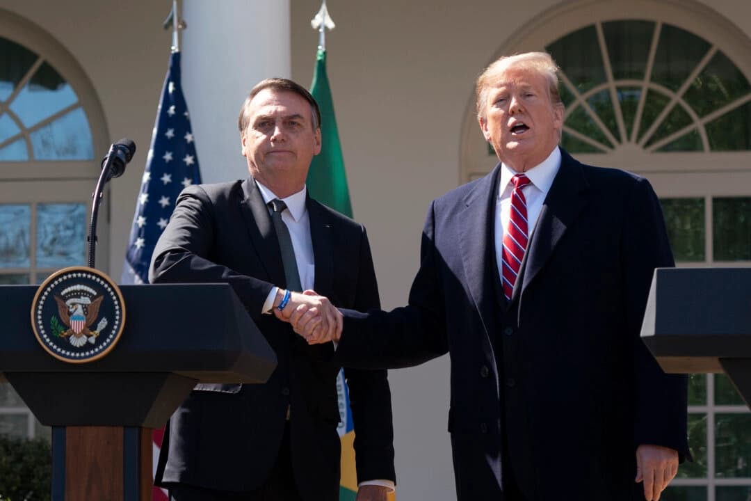 El presidente Donald Trump y el presidente brasileño Jair Bolsonaro asisten a una rueda de prensa conjunta en el Jardín de las Rosas de la Casa Blanca en Washington el 19 de marzo de 2019. (Chris Kleponis-Pool/Getty Images)