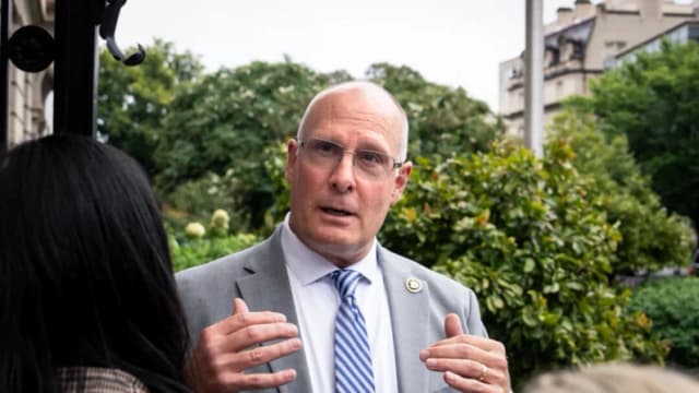 Presidente del Comité sobre China pide no permitir exportaciones de chips IA de Nvidia a China