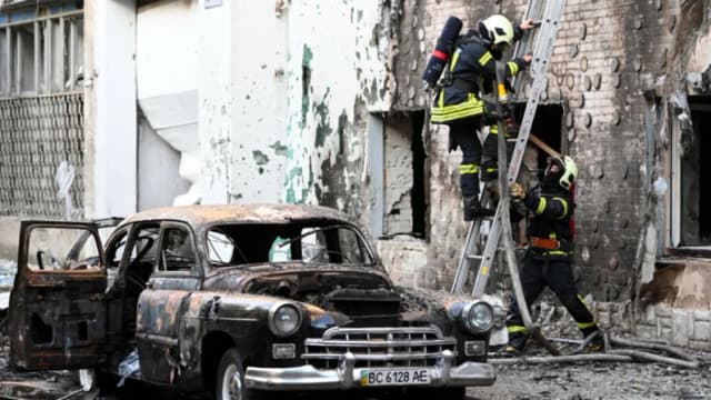 Nuevos ataques con drones ucranianos afectan transporte aéreo y ferroviario en Rusia Occidental