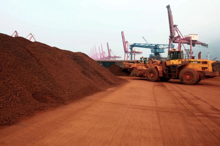 Una pala mecánica traslada tierra que contiene minerales de tierras raras en un puerto de Lianyungang, provincia de Jiangsu (China), el 5 de septiembre de 2010. (AFP vía Getty Images)