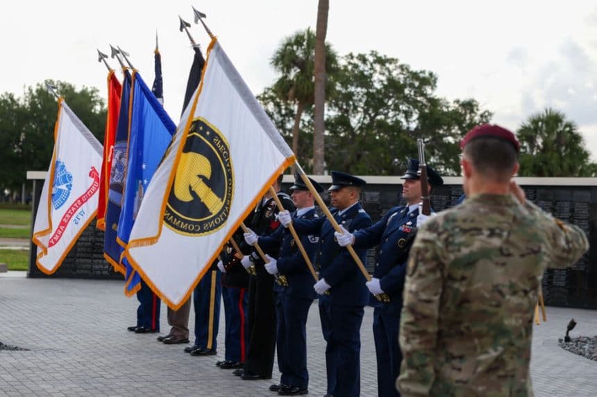La guardia de honor del Comando de Operaciones Especiales de los Estados Unidos presenta los colores durante el himno nacional en la ceremonia de conmemoración del Día de los Caídos del SOCOM en el Monumento a las Operaciones Especiales de la Base Aérea MacDill, Florida, el 22 de mayo de 2025. (Foto del Ejército de los Estados Unidos tomada por el sargento Cutler Brice/Comando de Operaciones Especiales de los Estados Unidos)