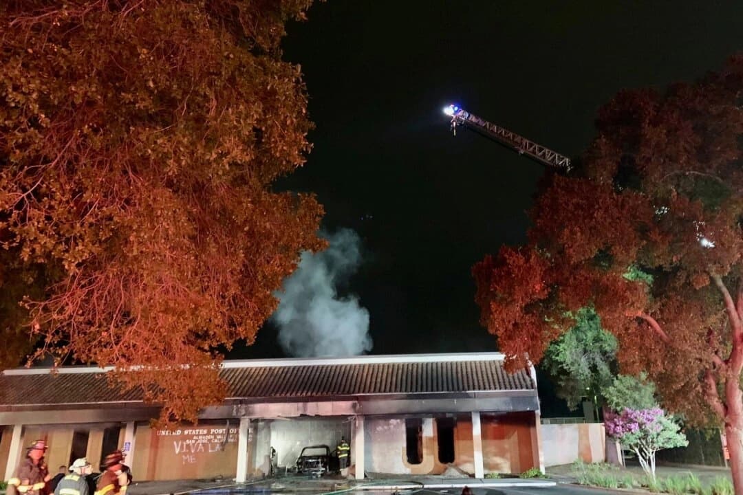 Detienen a sospechoso de estrellar coche contra oficina de correos y provocar incendio en California