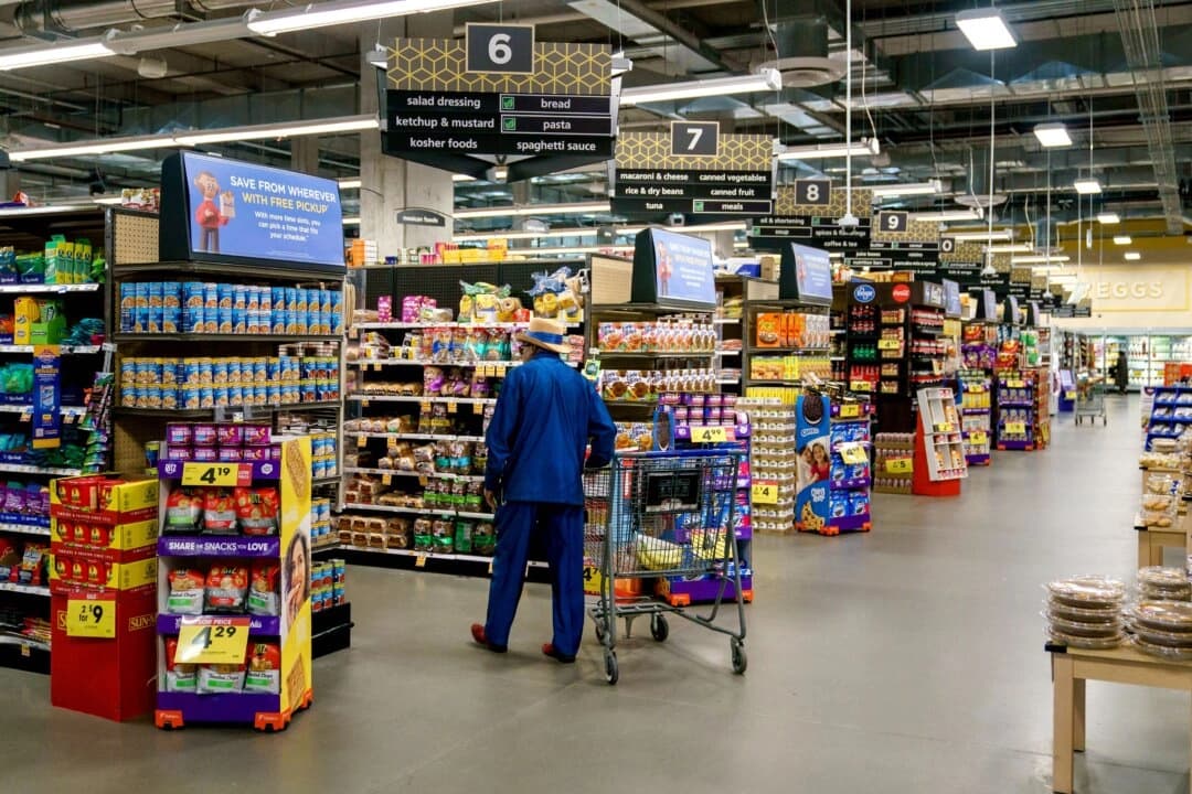 Compradores en un supermercado Kroger en Atlanta el 14 de octubre de 2022. (Elijah Nouvelage/AFP a través de Getty Images).