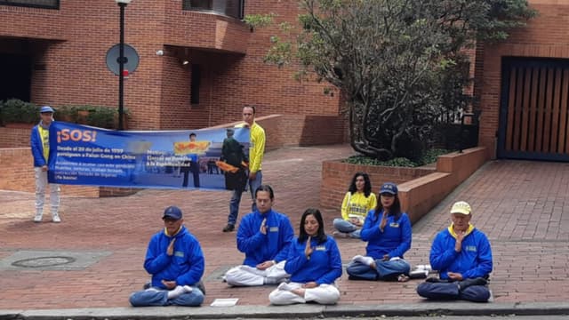 Practicantes de Falun Dafa en Colombia protestan pacíficamente contra 26 años de persecución en China