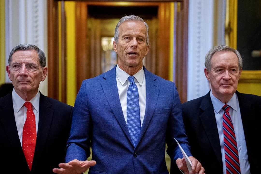 El líder de la mayoría del Senado, John Thune (R-S.D.) (C), acompañado por el senador John Barrasso (R-Wyo.) (I) y el senador Mike Crapo (R-Idaho) (D), habla con los periodistas fuera del Senado tras la aprobación por parte de esta cámara del "Gran y Hermoso proyecto de Ley" en el Capitolio de los Estados Unidos el 1 de julio de 2025. (Andrew Harnik/Getty Images).