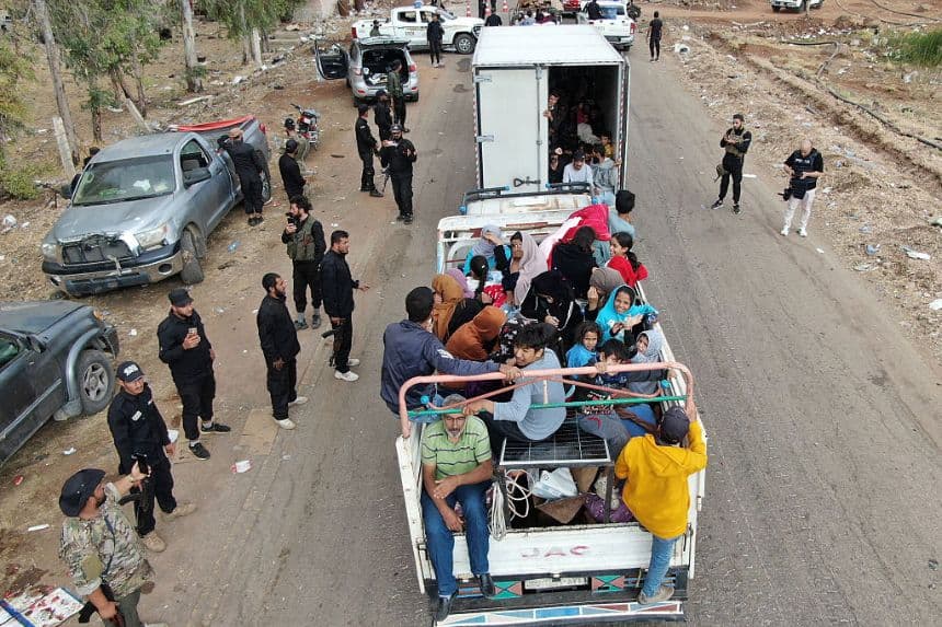 Comienza la primera evacuación de la ciudad siria de Al Sueida tras el alto el fuego