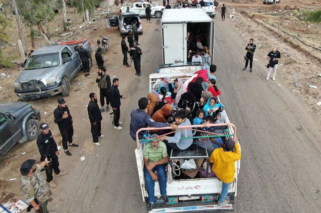 Comienza la primera evacuación de la ciudad siria de Al Sueida tras el alto el fuego