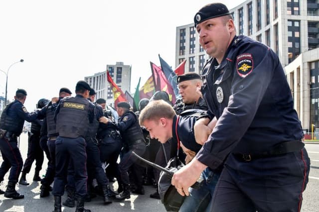 Detienen a 2 periodistas de canal de Telegram ruso y policías que les filtraron información