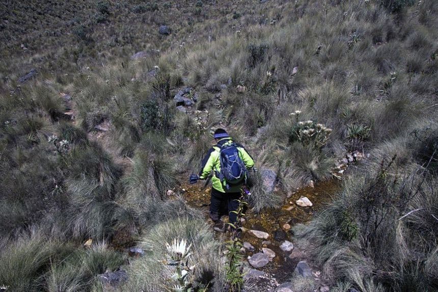 Vista de un senderista bajando hacia un arroyo formado por el deshielo del glaciar superior del Parque Nacional Izta-Popo, en México, el 28 de octubre de 2014. (HECTOR GUERRERO/AFP vía Getty Images)