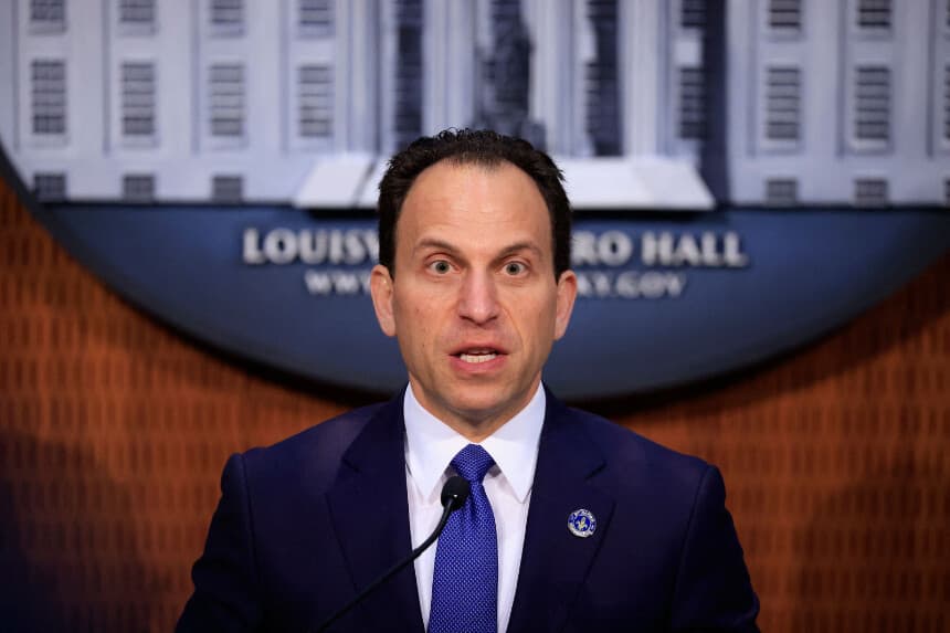 El alcalde de Louisville, Craig Greenberg, habla en una rueda de prensa, en esta fotografía de archivo. (Luke Sharrett/AFP vía Getty Images).
