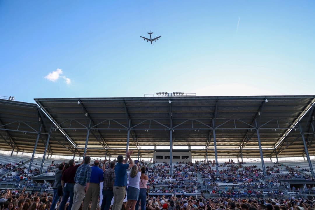 Fuerza Aérea dice que los controladores aéreos no advirtieron al B-52 sobre cercanía de un avión Delta