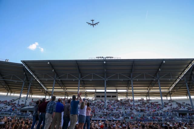 Fuerza Aérea dice que los controladores aéreos no advirtieron al B-52 sobre cercanía de un avión Delta