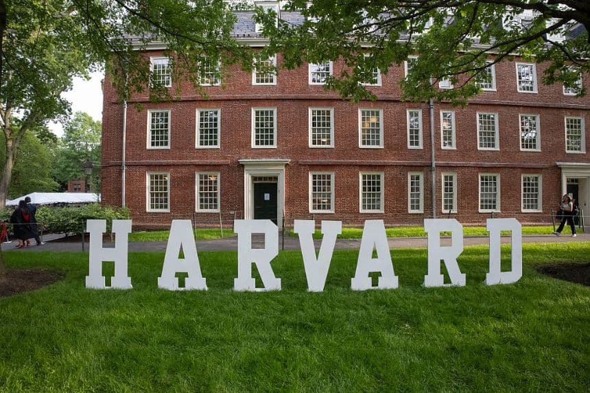 Se muestra un letrero de Harvard en el campus de la Universidad de Harvard en Boston, Massachusetts, el 27 de mayo de 2025. (RICK FRIEDMAN/AFP a través de Getty Images).