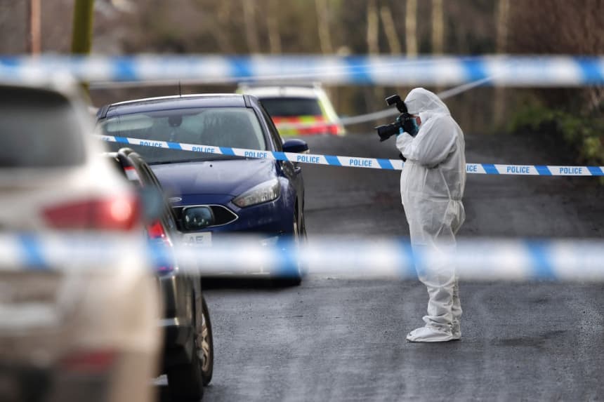 Policías y forenses en el lugar del tiroteo, el 23 de febrero de 2023, en Omagh, Irlanda del Norte. (Charles McQuillan/Getty Images)