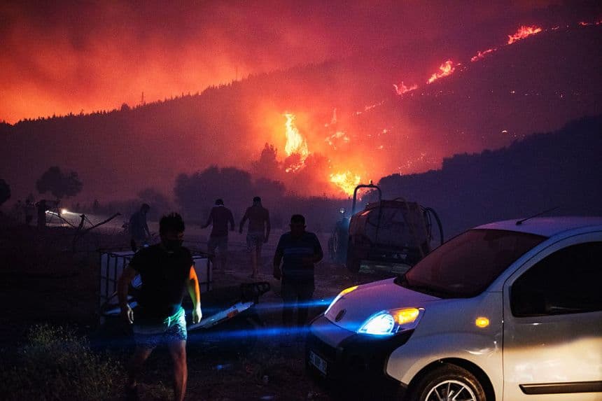 Los equipos de rescate han evacuado a más de 50,000 personas, en su mayoría de la provincia occidental turca de Esmirna, mientras los bomberos luchaban contra una serie de incendios forestales, según informó el lunes la agencia de gestión de desastres AFAD. (Foto de Ahmet Ayberk Cimen / AFP)