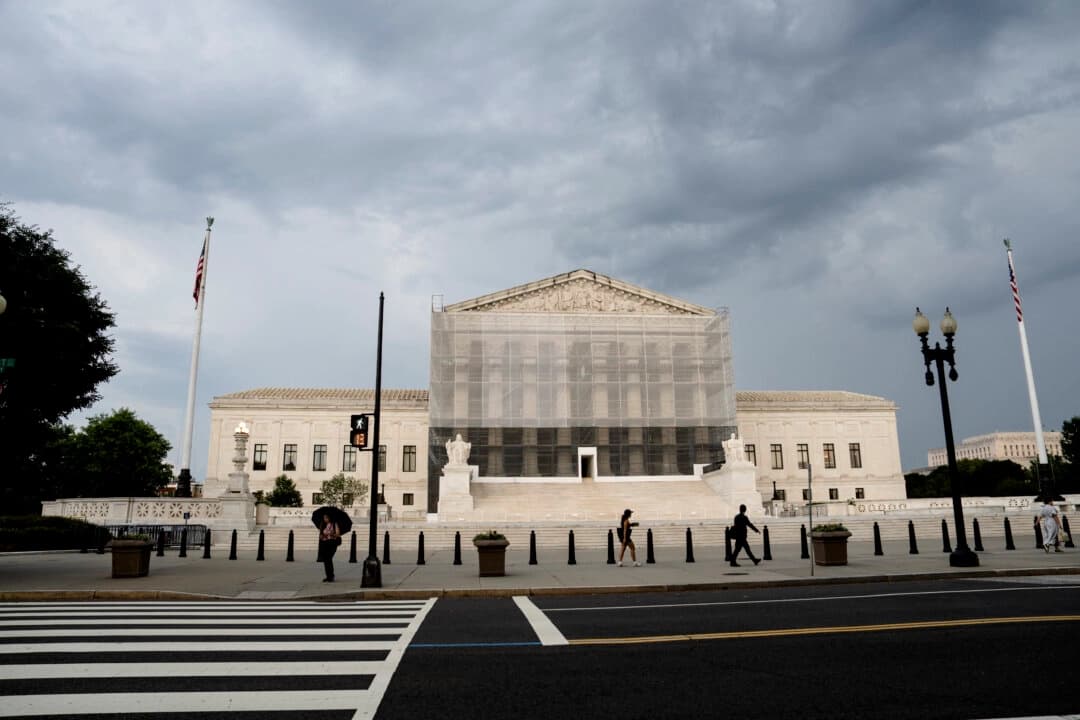 Corte Suprema permite a Trump despedir a funcionarios de seguridad del consumidor por ahora