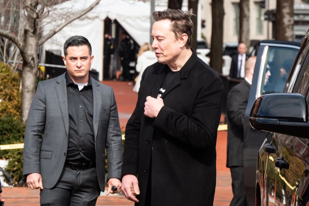 El director ejecutivo de Tesla y SpaceX, Elon Musk, entra en los terrenos de la Casa Blanca en Washington el 13 de febrero de 2025. (Travis Gillmore/The Epoch Times)