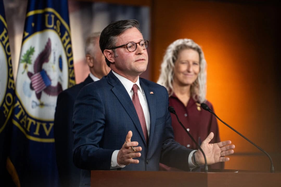 El presidente de la Cámara de Representantes, Mike Johnson (R-La), habla durante la rueda de prensa semanal del Partido Republicano en el Capitolio, en Washington, el 22 de julio de 2025. (Madalina Kilroy/The Epoch Times).
