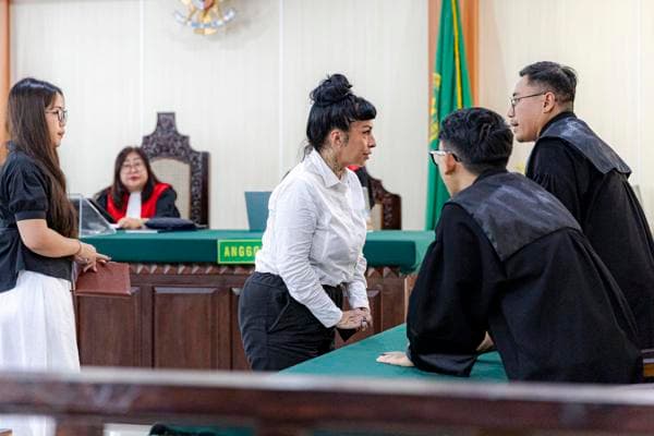 La ciudadana argentina Eleonora Gracia habla durante el juicio en la Corte del Distrito de Denpasar, en Denpasar, Bali, Indonesia, el 24 de julio de 2025. El hombre británico y la mujer argentina enfrentan cargos de contrabando de cocaína a la isla turística indonesia de Bali, desde junio de 2025. (EFE/EPA/MADE NAGI)